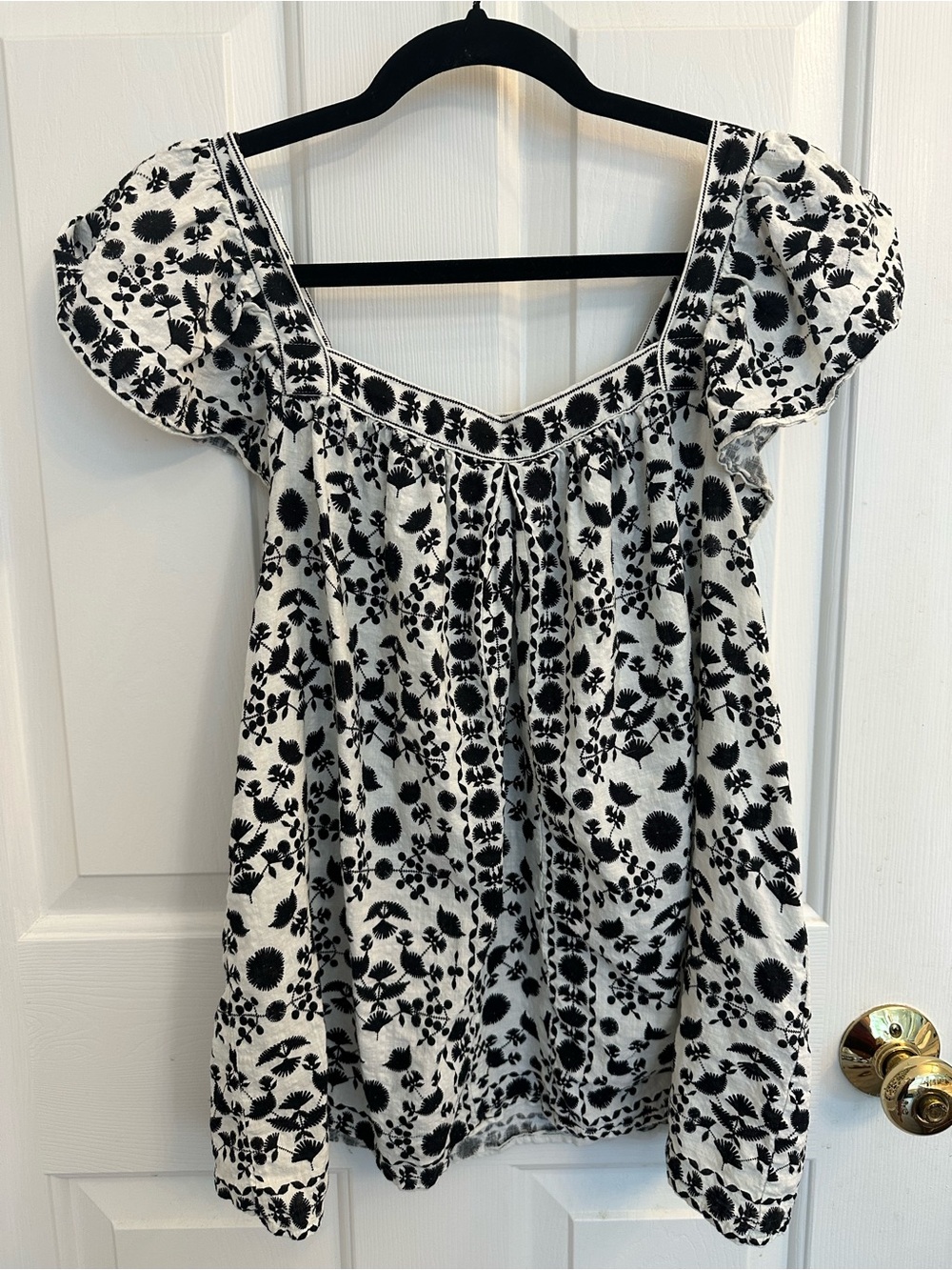 Black & White Puff-Sleeveless Women’s Top